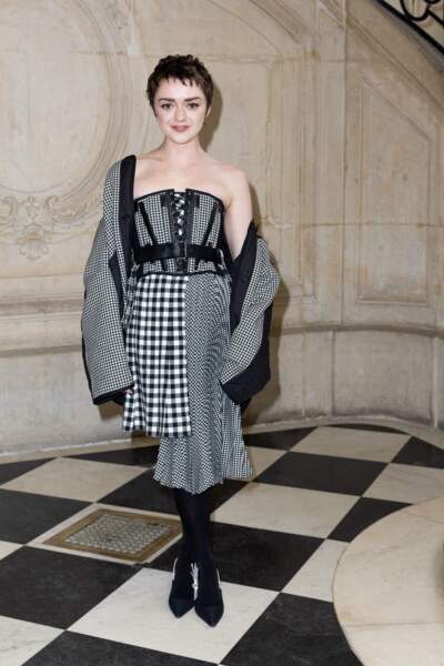 Maisie Williams en jupe déstructurée au défilé haute couture Dior