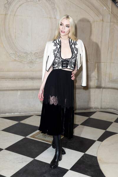 Anya Taylor-Joy en ensemble noir et blanc au défilé haute couture Dior