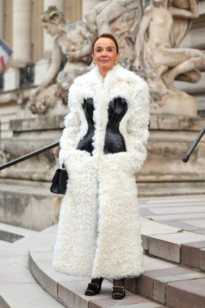 Philippine Leroy-Beaulieu en manteau corset au défilé haute couture Schiaparelli