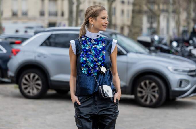 Xenia Adonts adopte la queue de cheval basse à la Fashion Week de Paris 