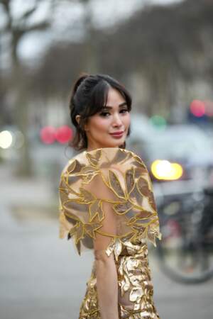 Heart Evangelista porte la queue de cheval avec une frange rideau dans les rues de Paris 