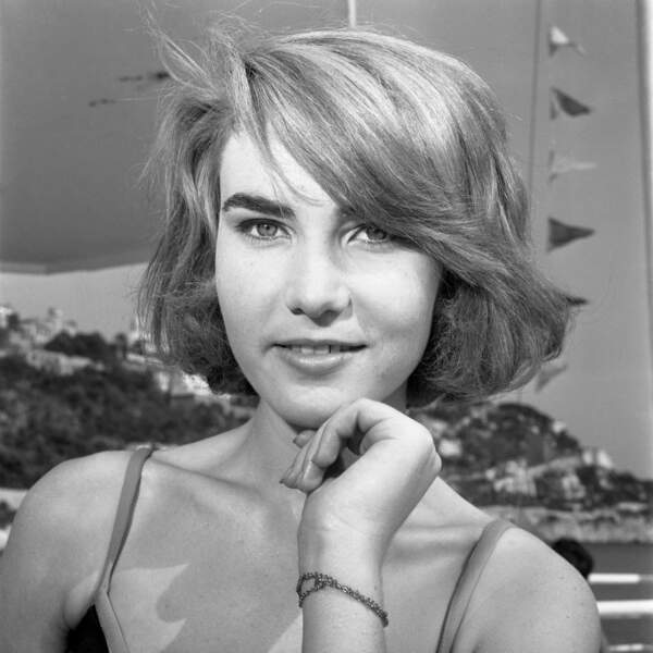 Elle débute réellement sa carrière en 1964 en signant son premier contrat chez Mercury, à 17 ans