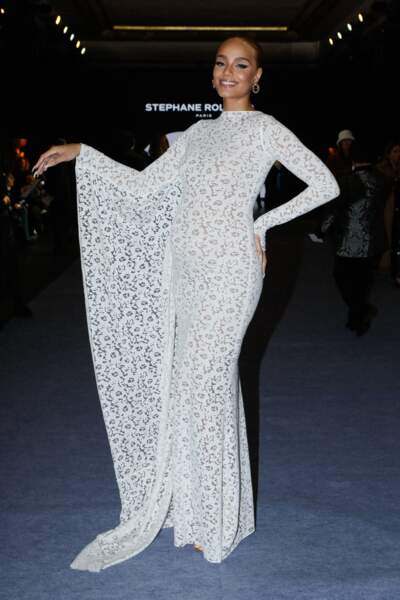 Alicia Aylies enceinte en robe moulante au défilé haute couture Stephane Rolland