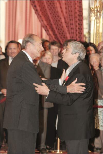 Il est promu au grade d’officier par le président Jacques Chirac en avril 2007, à l'âge de 69 ans.