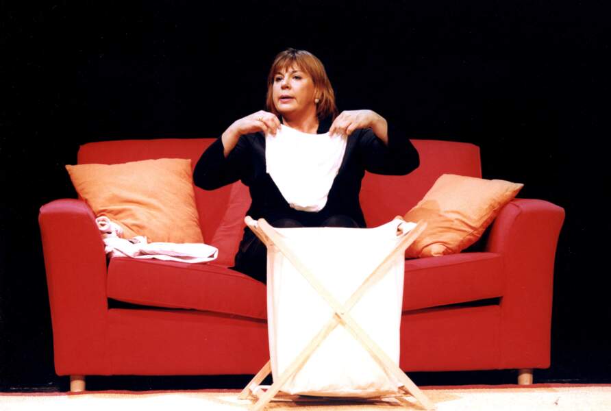 En 1998, la comédienne de 42 ans joue dans Ivre mort pour la patrie. Un an avant, elle se séparait de  Bruno Gaccio, auteur des Guignols de l'info, avec lequel elle a eu deux enfants : Charlotte (née en 1987) et Enzo (né en 1997).