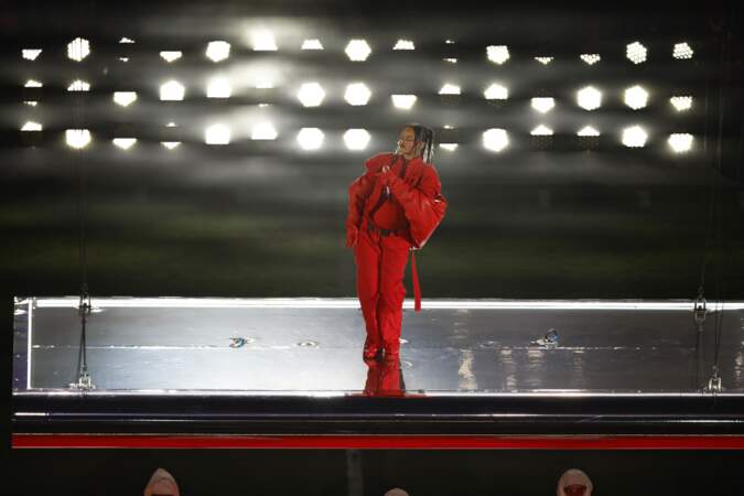 Rihanna a donc fait le show seule, et a régalé le public avec sa prestation digne de la star de la pop qu'elle représente.