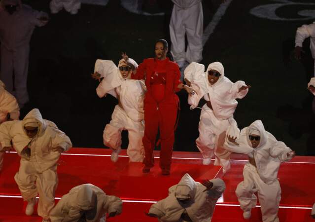 Rihanna performait au milieu de nombreux danseurs, tous habillés en combinaison blanche.