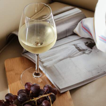 Le vin blanc, comme les autres vins, contient en moyenne 82 calories. A noter, plus un vin blanc est sec moins il est calorique. A l'inverse un vin moelleux ou liquoreux est plus riche en sucre.