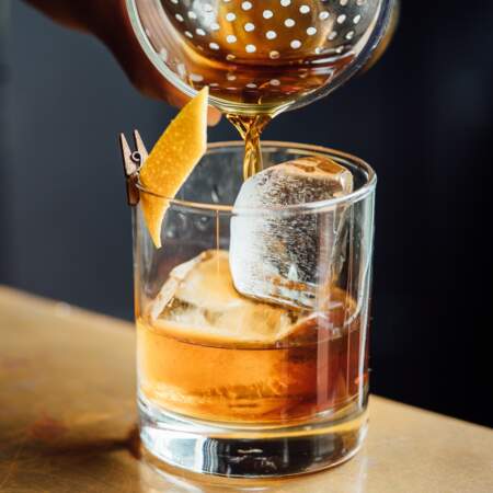 Une dose de whisky représente généralement 4 cl, cela représente environ 125 calories. Attention donc à sa consommation notamment s'il est agrémenté d'un soda sucré.
