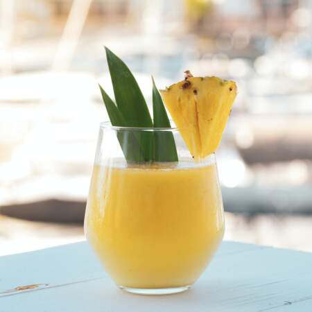 À base de rhum, jus d'ananas et crème de noix de coco, la pina colada est légèrement plus riche que les autres cocktails, environ 174 calories pour 100 ml.