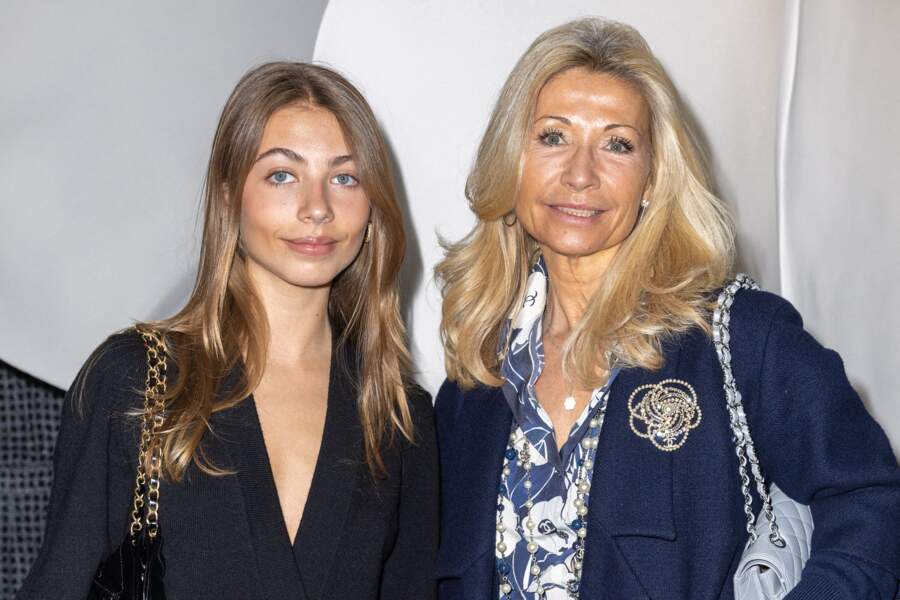 Le défilé de mode prêt-à-porter automne-hiver 2023/2024 Chanel lors de la Fashion Week de Paris a eu lieu le 7 mars 2023.
L'événement a réuni un parterre de célébrités, dont Stella Belmondo et sa mère, Natty Belmondo.