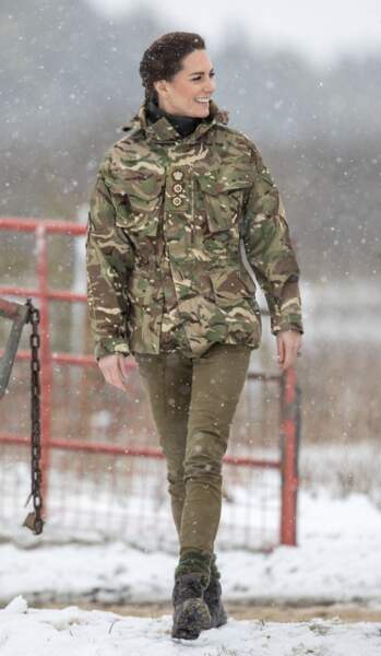 Avec sa tenue camouflage et sa tresse qui lui donne des airs de Lara Croft, Kate Middleton a le look d'un parfait soldat.