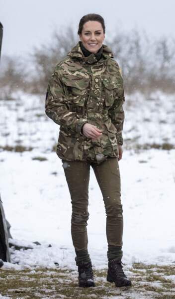Kate Middleton avait soif d'apprendre auprès des soldats dans la zone d'entraînement de la plaine de Salisbury. 