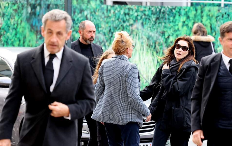 Nicolas Sarkozy, Carla Bruni et leur fille Giulia aux obsèques de Pal Sarkozy, le 9 mars 2023 à l'église Saint-Jean-Baptiste à Neuilly-sur-Seine.