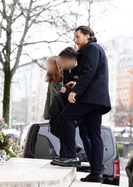 Jean Sarkozy et ses enfants Solal et Lola aux obsèques de Pal Sarkozy, le 9 mars 2023 à l'église Saint-Jean-Baptiste à Neuilly-sur-Seine.