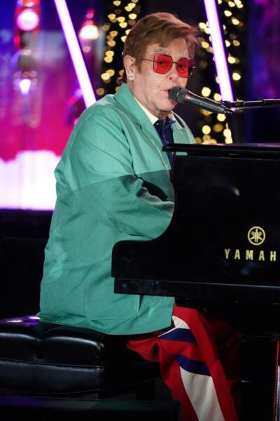 Elton John devient père à l'âge de 63 ans en faisant appel à une mère porteuse. Deux ans plus tard, il accueille un deuxième enfant avec la même mère