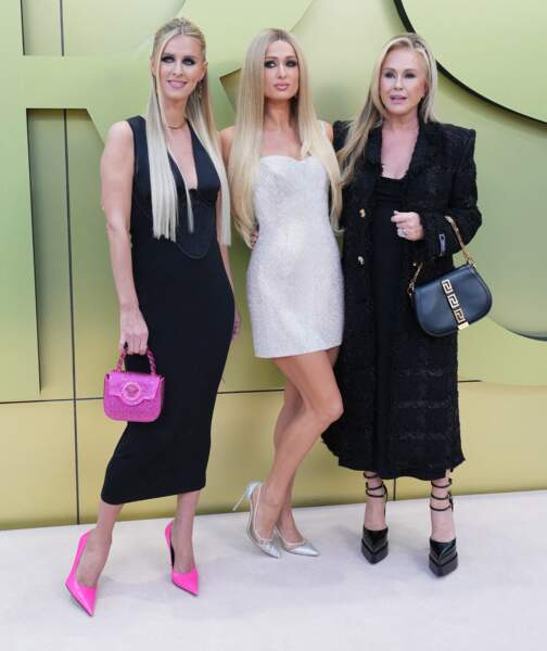 Nicky Hilton Rothschild, Paris Hilton et Kathy Hilton : défilé Versace pour la Fashion week. 
