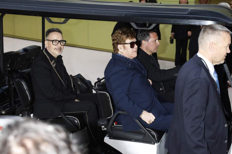 David Furnish et son mari Elton John : défilé Versace pour la Fashion week.