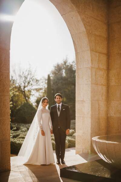 La princesse Iman de Jordanie et son mari Jameel Alexander Thermiotis prennent une sublime photo sous une arche lors de leur mariage à Amman le 12 mars 2023