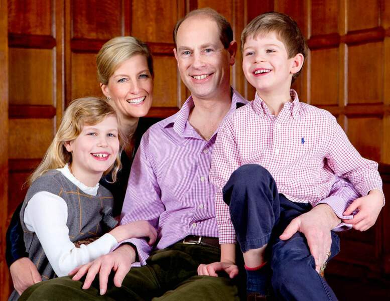 En 2014, le prince Edward fête ses 50 ans. Il est fier d'avoir construit une si belle famille avec qui il prend la pose pour cette occasion.