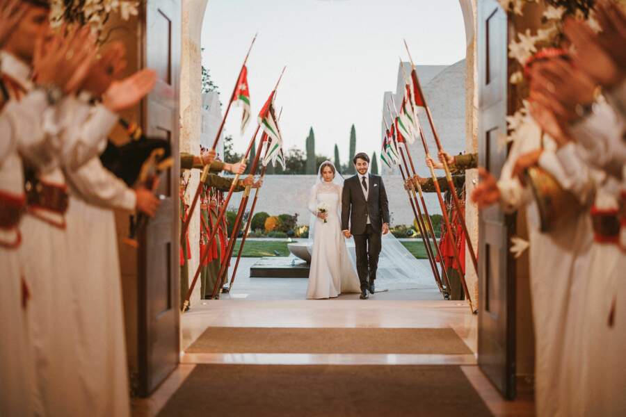 Après la séance photo, la princesse Iman de Jordanie et son mari Jameel Alexander Thermiotis rejoignent les invités lors de leur mariage à Amman le 12 mars 2023