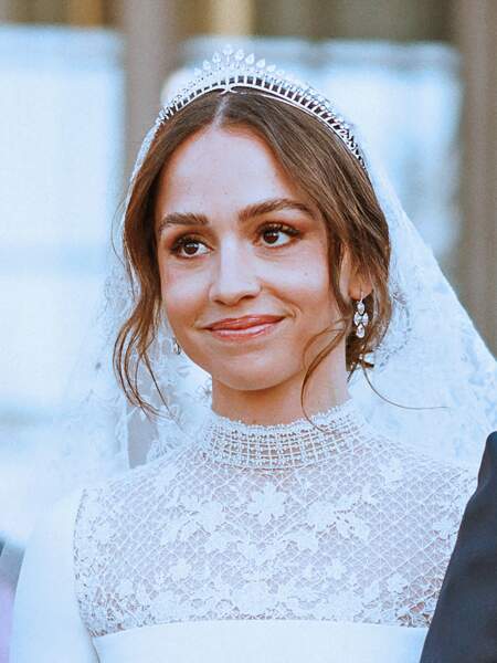 La princesse Iman de Jordanie est radieuse avec son diadème lors de son mariage à Amman le 12 mars 2023