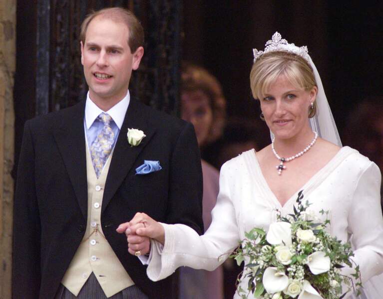 Six ans après leur rencontre, ils ont échangé leurs vœux en juin 1999, lors d'une cérémonie organisée au domaine du château de Windsor.