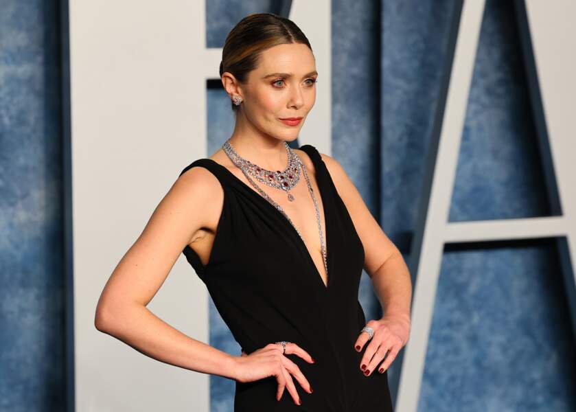 Elizabeth Olsen adopte un chignon bas ultra plaqué 