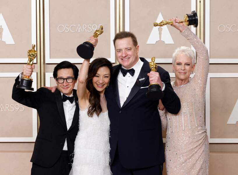 Brendan Fraser, Ke Huy Quan, Michelle Yeoh et Jamie Lee Curtis  lors de la 95e cérémonie des Oscars, à Los Angeles