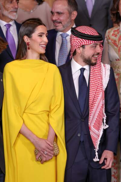 Le prince héritier Hussein de Jordanie et sa fiancée Rajwa Al-Saif assistent au mariage de la princesse Iman à Amman le 12 mars 2023