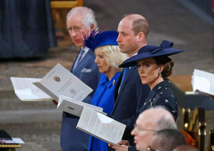 Au premier rang on retrouve le roi Charles III, la reine Camilla, le prince William et Kate Middleton. 