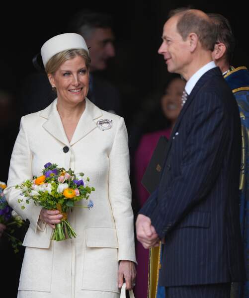 La duchesse d'Edimbourg et le prince Edward, se rendant à l'office. 