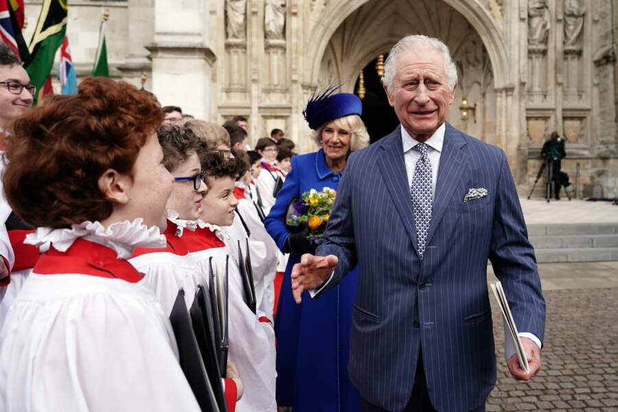 Le roi Charles III rencontre les choristes après l'office annuel du Jour du Commonwealth à l'abbaye de Westminster à Londres.