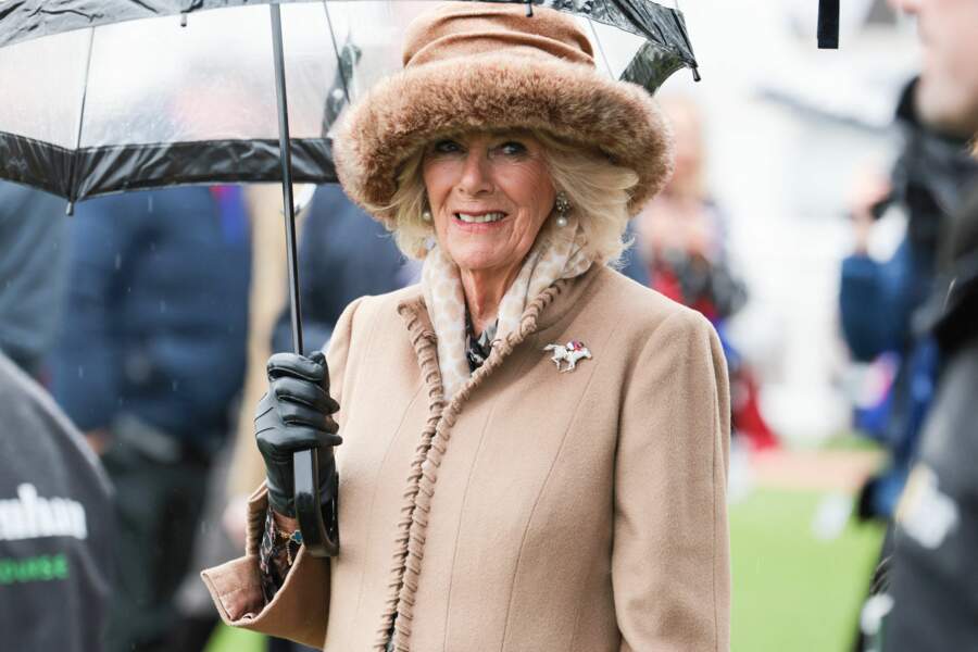 La famille royale, dont Camilla Parker Bowles, reine consort d'Angleterre, s'est rendue au festival de Cheltenham.
Les premières courses hippiques ont débuté le 14 mars 2023.
