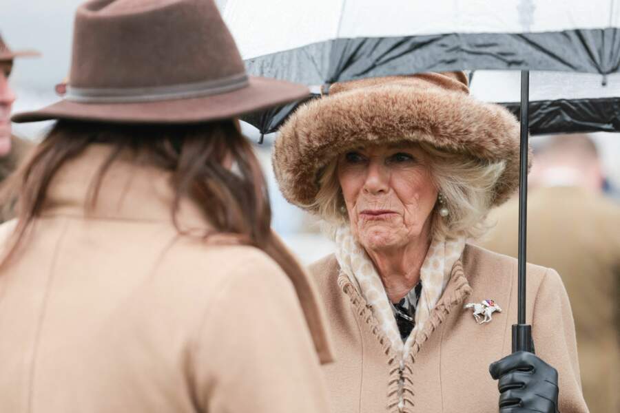 Étant donné que le soleil n'était pas au rendez-vous, Camilla Parker Bowles a préféré opter pour un chapeau douillet et un parapluie.