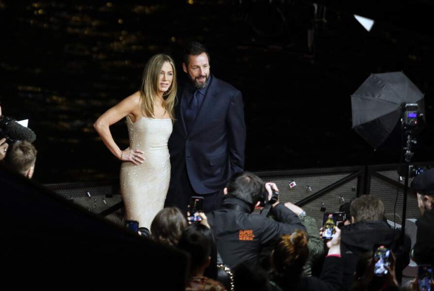 Jennifer Aniston et Adam Sandler à l'avant-première de Murder Mystery II à Paris le 16 mars 2023. Ils reprendront leurs rôles respectifs de Audrey Spitz et Nick Spitz.