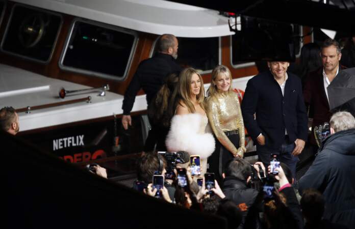Jennifer Aniston, Mélanie Laurent Dany Boon et Jeremy Garelick à l'avant-première de Murder Mystery II à Paris le 16 mars 2023.