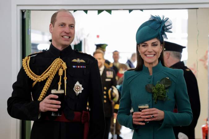 Le prince William et Kate Middleton ont ensuite trinqué avec les officiers au mess