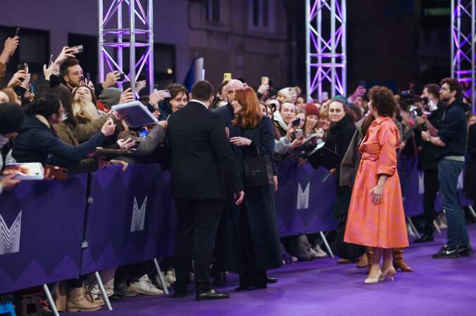 Généreuse, l'actrice Marcia Cross est sortie de sa masterclass pour signer des autographes devant une centaine de fans sur le tapis violet. 
