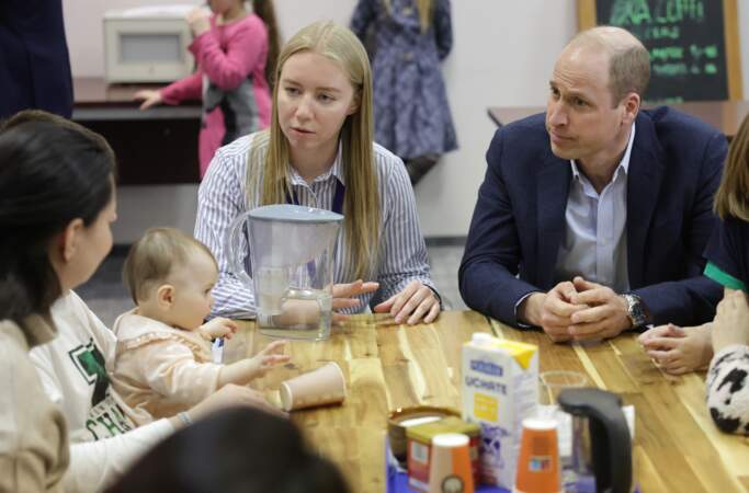 Le prince de Galles s'entretient avec des résidents ukrainiens de leurs expériences de déménagement en Pologne.