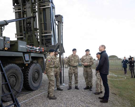Le prince se voit montrer un système Sky Saber lors d'une visite aux forces armées britanniques à Rzeszow, en Pologne.