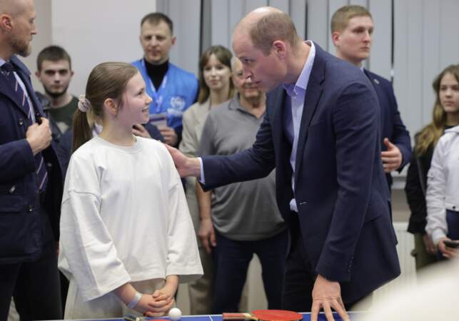 Le prince de Galles s'entretient avec un jeune résident ukrainien avant de jouer au tennis de table.