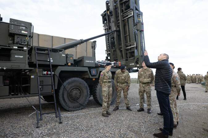 Le prince se voit montrer un système Sky Saber lors d'une visite aux forces armées britanniques à Rzeszow, en Pologne.