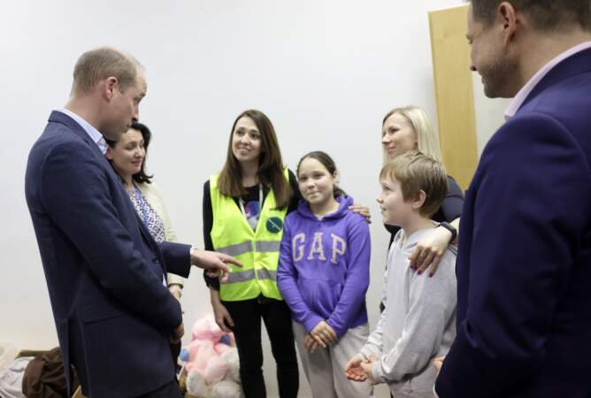 Le prince s'entretient avec des résidents ukrainiens de leurs expériences de déménagement en Pologne lors d'une visite dans un centre d'hébergement à Varsovie, en Pologne.