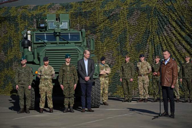Le Prince William aux côtés du vice-Premier ministre polonais et ministre de la Défense nationale, lors d'une visite à la base de la Force de défense territoriale de la 3e Brigade.