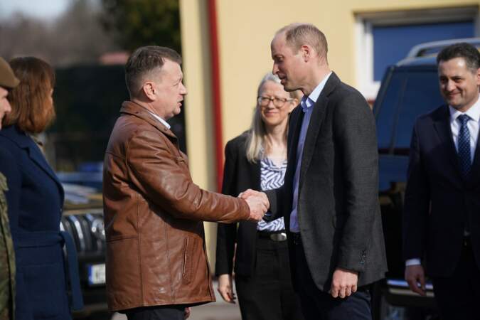 Le Prince William est accueilli par le vice-Premier ministre polonais et ministre de la Défense nationale, Mariusz Blaszczak, alors qu'il arrive pour une visite à la base de la Force de défense territoriale de la 3e Brigade, à Rzeszow, en Pologne. Celle-ci a été fortement impliquée dans le soutien à l'Ukraine.