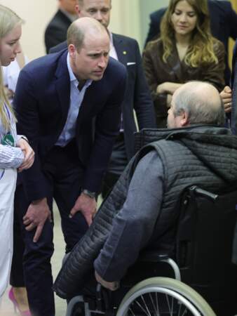 Le prince William s'entretient avec des résidents ukrainiens de leurs expériences de déménagement en Pologne.
