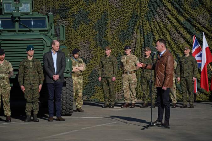 Le vice-Premier ministre polonais et ministre de la Défense nationale, Mariusz Blaszczak, prononce un discours lors d'une visite à la base de la Force de défense territoriale de la 3e brigade, à Rzeszow, en Pologne.