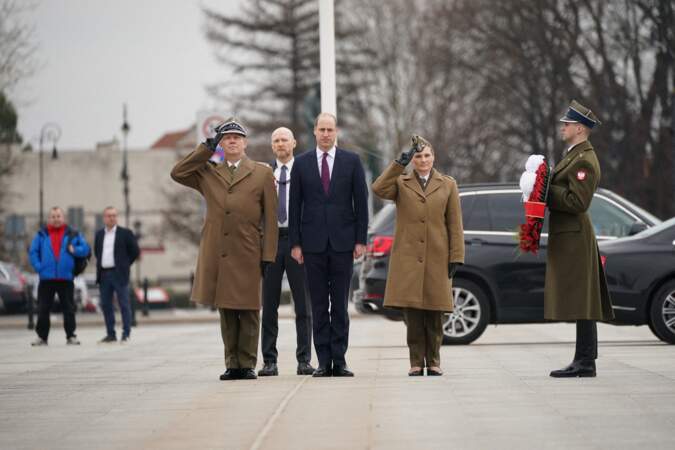 Le prince William rend hommage aux soldats polonais qui ont perdu la vie.
