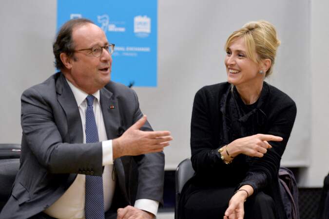 François Hollande et Julie Gayet sont officiellement en couple depuis 2014, alors qu'il venait d'être président de la République quelques mois plus tôt.